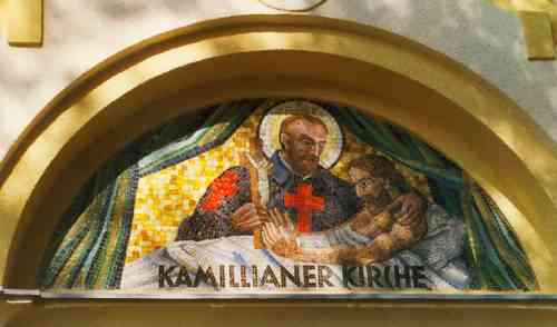 Mosaik: Kamillus von Lellis reicht einem Kranken das Kruzifix