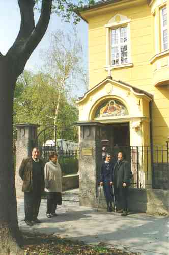 Der Eingang zur Klosterkapelle und Pfarrkirche Maria, Heil der Kranken