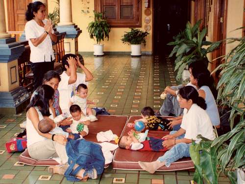 aidskranke Mütter mit ihren Kindern im Kloster-Lima