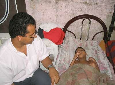 P. José Carlos mit einem Kranken.