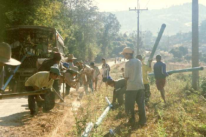 Bau der Wasserleitung in Sri Vichien 2004